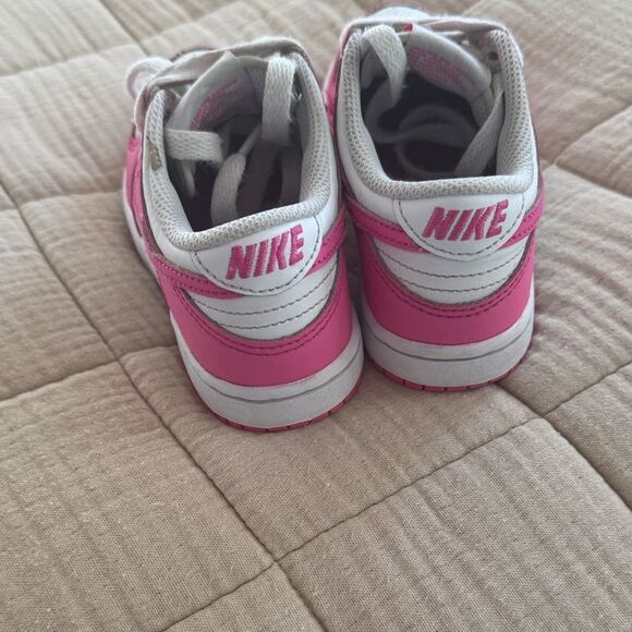 Nike Kids dunks in Pink and White - Picture 3 of 6